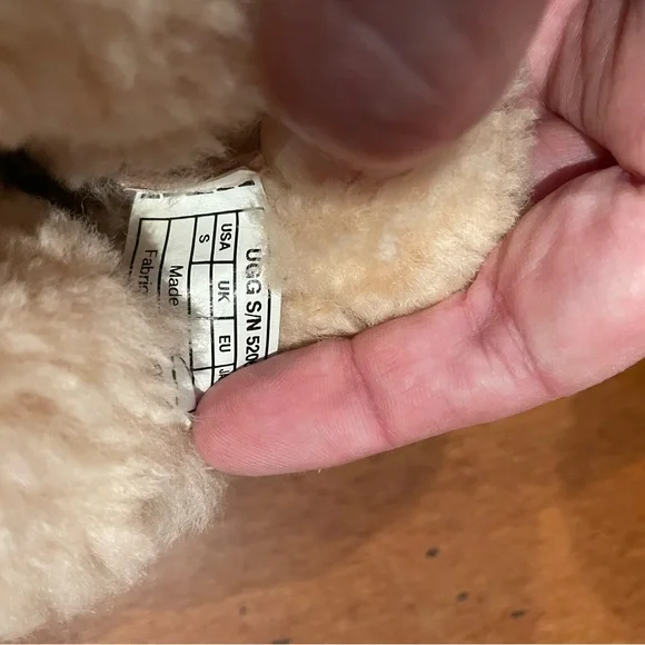 Baby UGG boot size small - Picture 3 of 5